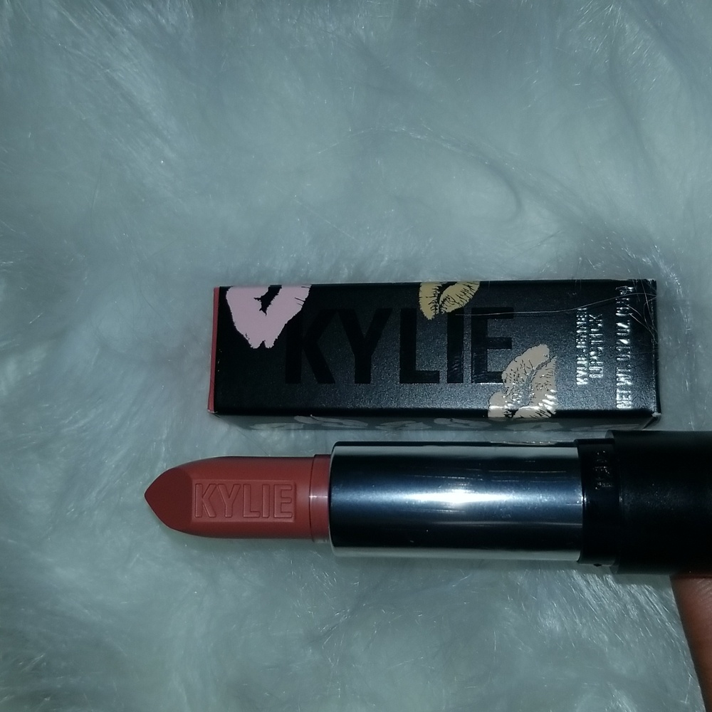 Kylie Lipstick in Shade MIAMI MATTE